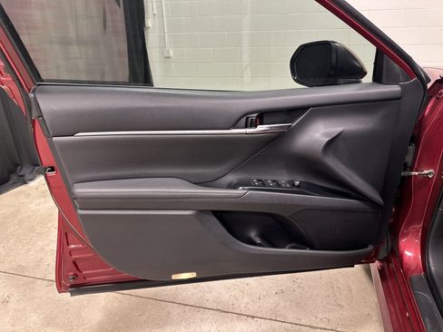 Used 2019 Toyota Camry XLE image 14