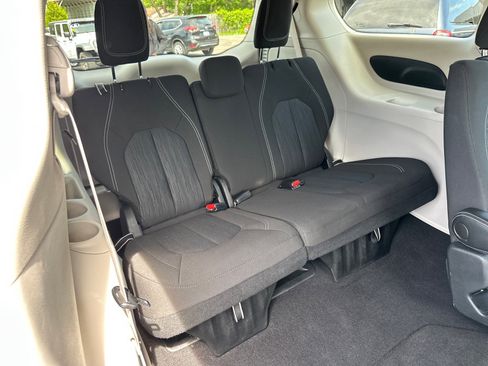 Used 2022 Chrysler Voyager LX FWD image 18