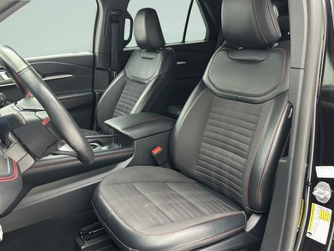 Used 2025 Ford Explorer ST-Line w/ ST-Line Street Pack AWD/4WD image 15