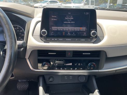 Used 2025 Nissan Rogue SV FWD image 15