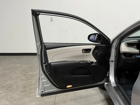 Used 2018 Toyota Avalon Limited image 13