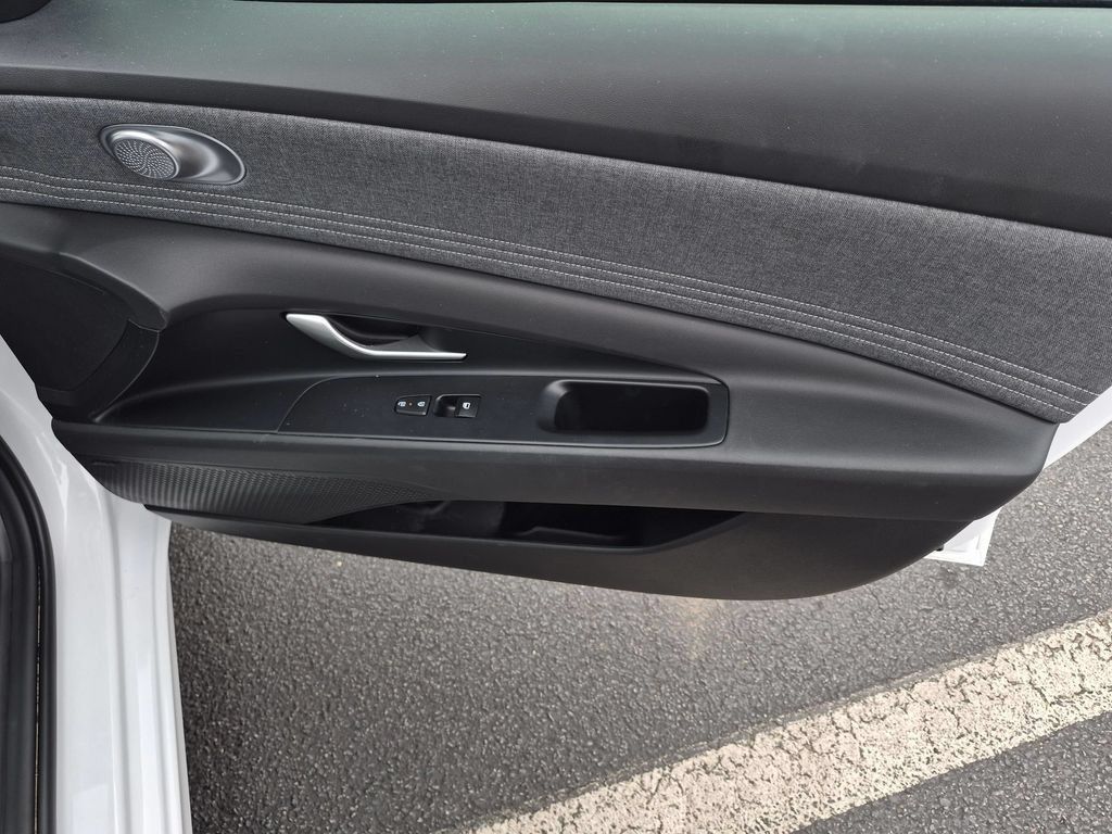 Used 2025 Hyundai Elantra Limited FWD image 33