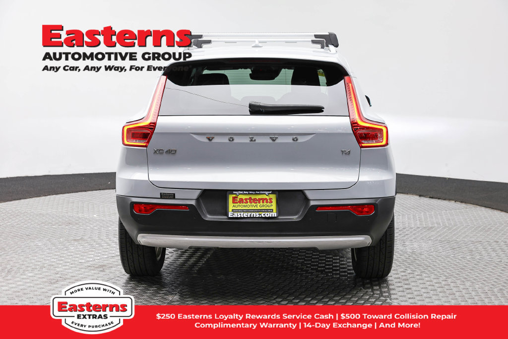 Used 2021 Volvo XC40 T4 Momentum FWD image 7