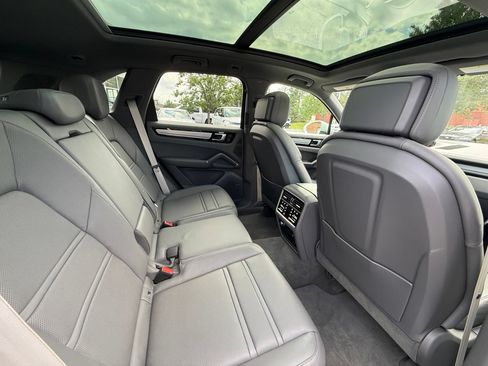 Used 2023 Porsche Cayenne Platinum Edition AWD/4WD image 27