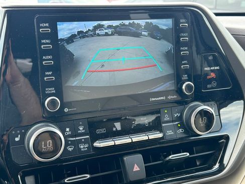 Used 2021 Toyota Highlander XLE AWD/4WD image 34