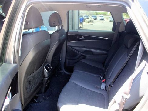 Used 2018 Kia Sorento FWD V6 image 10