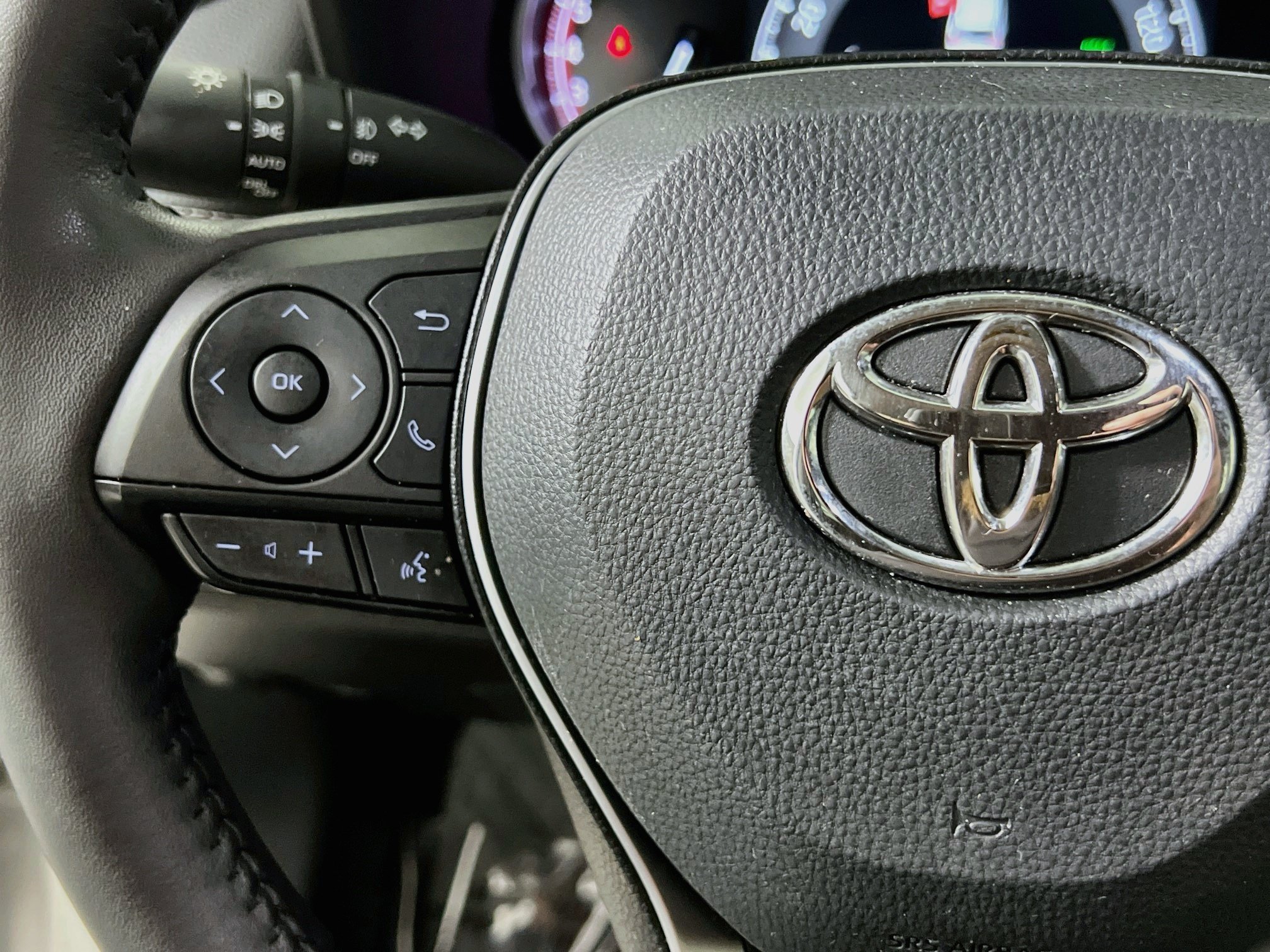 Used 2025 Toyota RAV4 XLE Premium w/ Weather Package FWD image 18