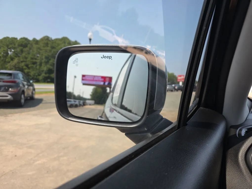 Used 2018 Jeep Renegade Limited w/ UConnect 8.4 Nav Group FWD image 26