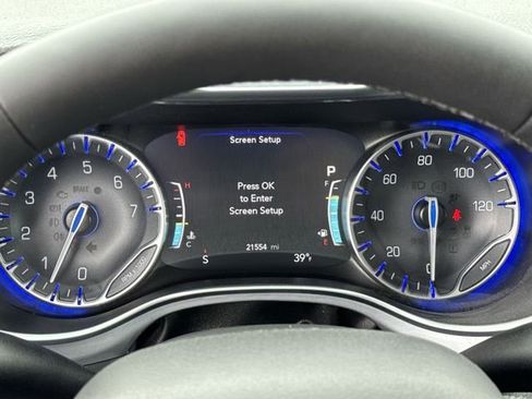 Used 2025 Chrysler Pacifica Limited image 27