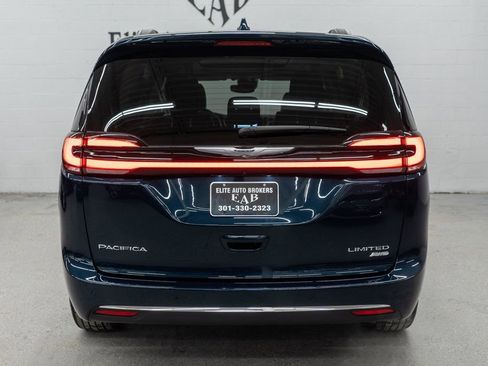 Used 2022 Chrysler Pacifica Limited w/ Uconnect Theater Family Group image 4