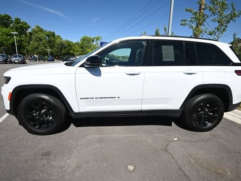 Used 2024 Jeep Grand Cherokee Altitude AWD/4WD image 9