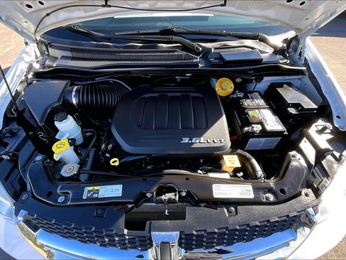 Used 2018 Dodge Grand Caravan SE w/ UConnect Hands-Free Group image 9