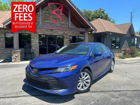 Used 2018 Toyota Camry LE FWD image 1