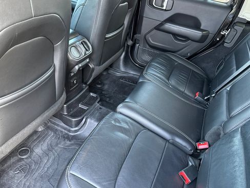 Used 2018 Jeep Wrangler Unlimited Sahara image 15