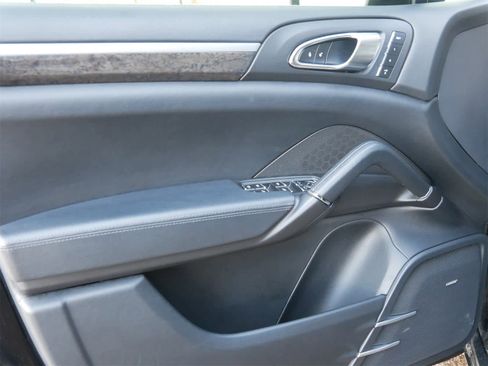 Used 2014 Porsche Cayenne Turbo image 9
