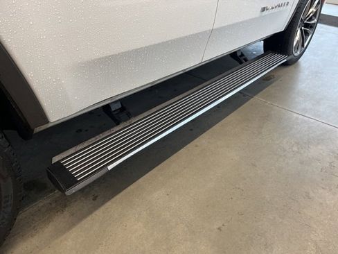 Used 2022 Jeep Wagoneer Series III w/ Premium Group I image 10