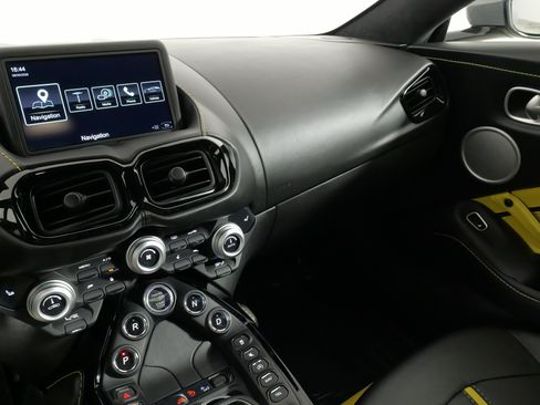 Used 2019 Aston Martin V8 Vantage Coupe RWD image 49