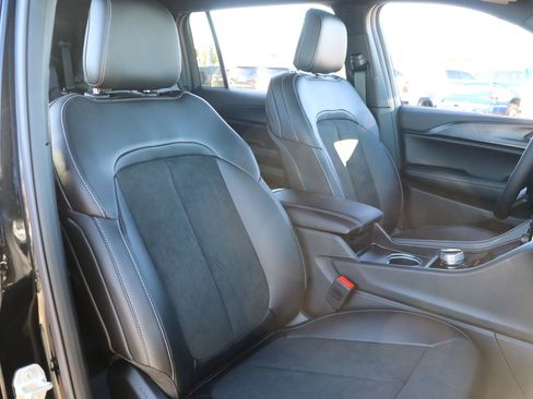 New 2025 Jeep Grand Cherokee L Laredo image 32