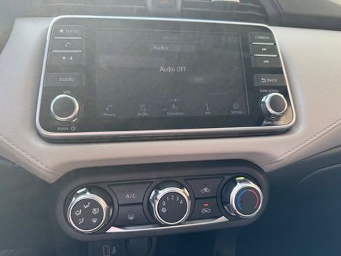 Used 2021 Nissan Versa SV image 11