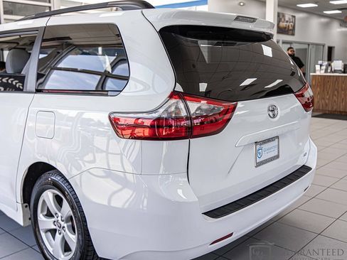 Used 2020 Toyota Sienna LE w/ LE Preferred Package FWD image 15