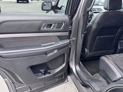 Used 2018 Ford Explorer XLT w/ Equipment Group 202A image 20