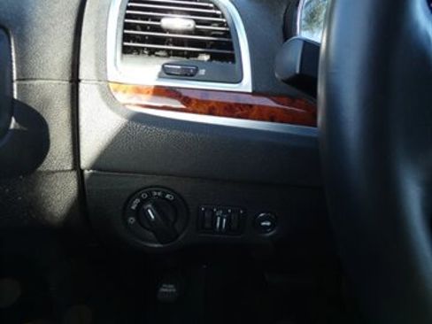 Used 2014 Chrysler 300 image 23