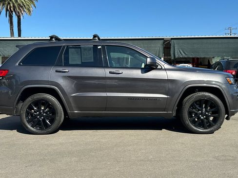 Used 2018 Jeep Grand Cherokee Altitude RWD image 3