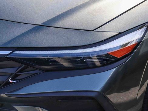 Used 2025 Hyundai Elantra SE image 2