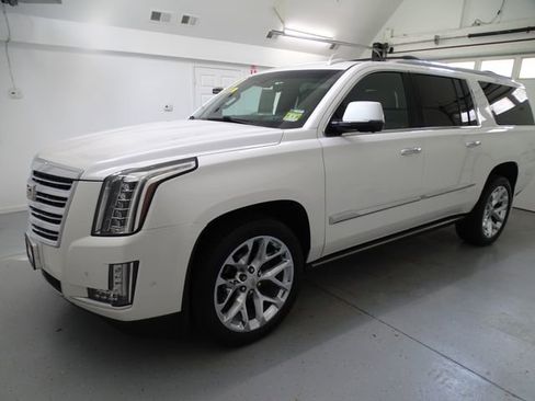Used 2017 Cadillac Escalade ESV Platinum AWD/4WD image 19