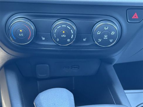 Used 2025 Chevrolet Trax RS w/ Driver Confidence Package image 19