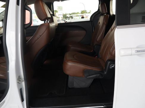 Used 2018 Chrysler Pacifica Limited w/ Advanced Safetytec Group FWD image 31