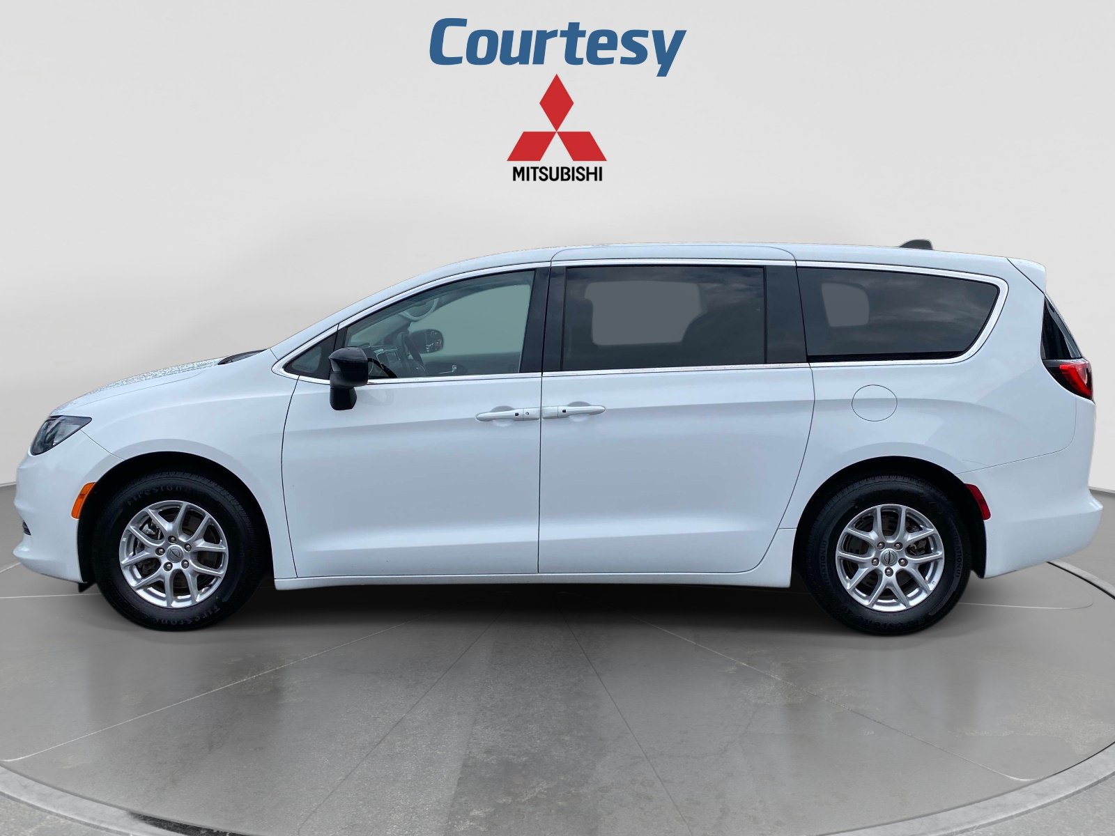 Used 2024 Chrysler Voyager LX FWD image 2