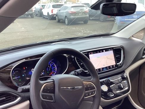 Used 2023 Chrysler Pacifica Limited image 2