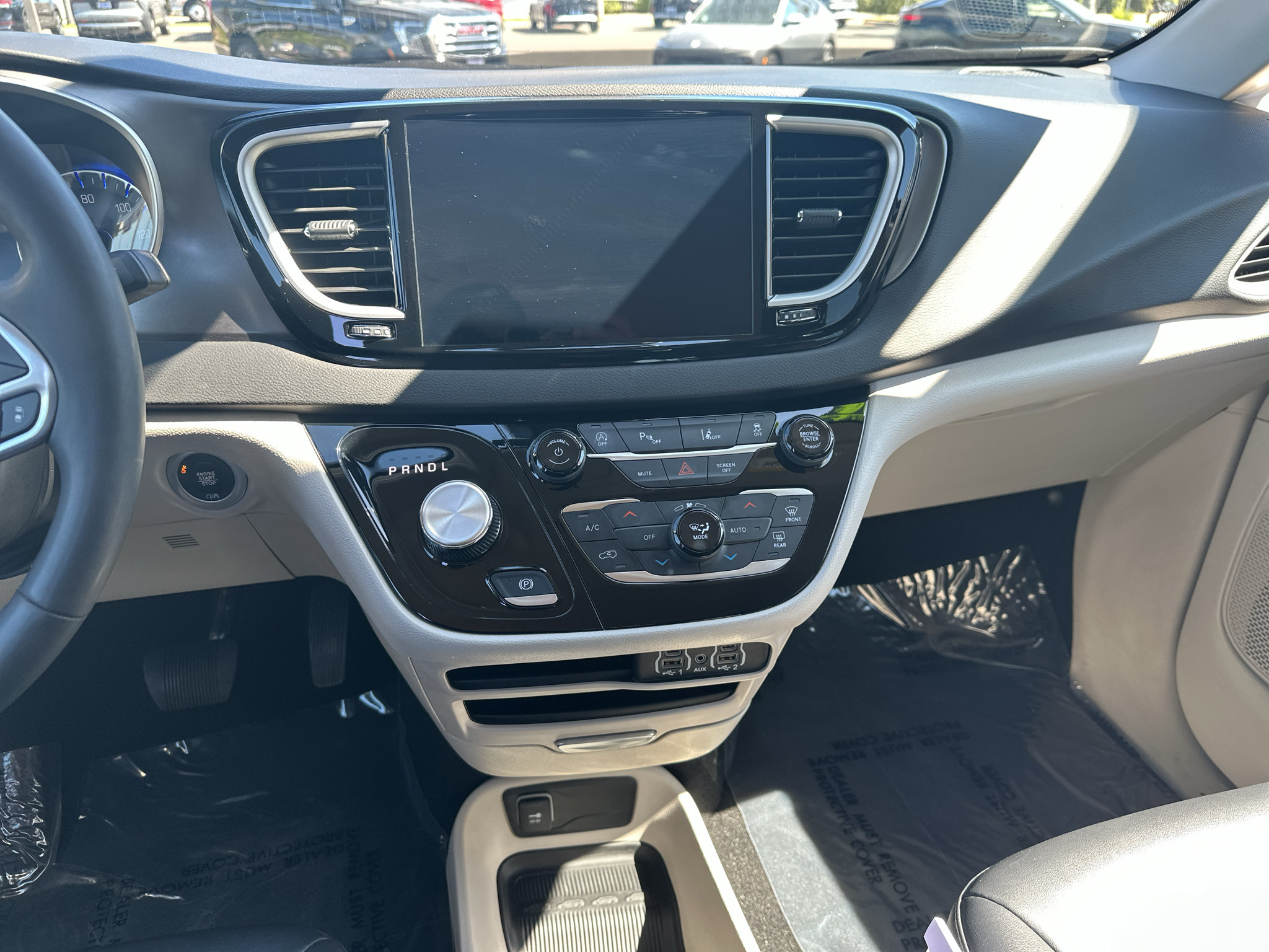 Used 2024 Chrysler Pacifica Touring-L FWD image 10