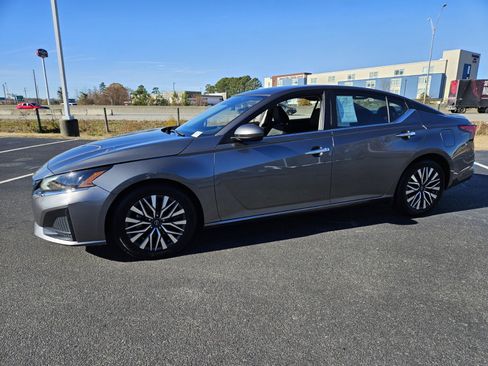 Used 2023 Nissan Altima 2.5 SV image 3