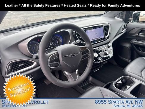 Used 2025 Chrysler Pacifica Select FWD image 12
