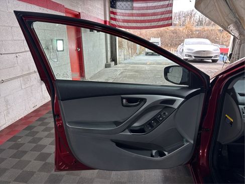 Used 2015 Hyundai Elantra SE image 19