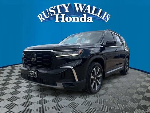 Certified 2025 Honda Pilot Touring image 4