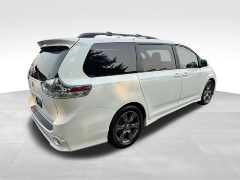 Used 2017 Toyota Sienna SE Premium FWD image 4