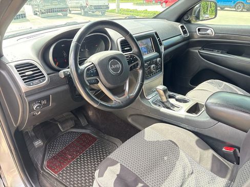 Used 2018 Jeep Grand Cherokee Laredo RWD image 6