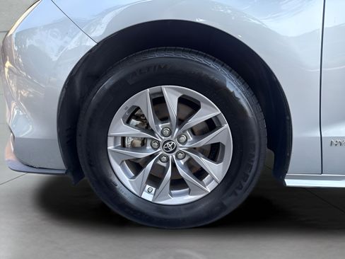 Used 2021 Toyota Sienna LE AWD/4WD image 5