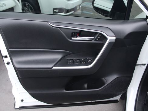 Used 2020 Toyota RAV4 XLE Premium image 18