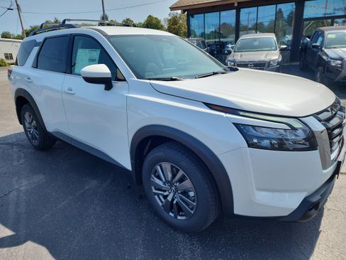 New 2025 Nissan Pathfinder SV image 2