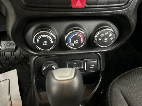Used 2015 Jeep Renegade Latitude AWD/4WD image 16