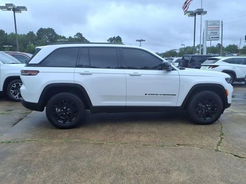 Used 2025 Jeep Grand Cherokee Altitude RWD image 2