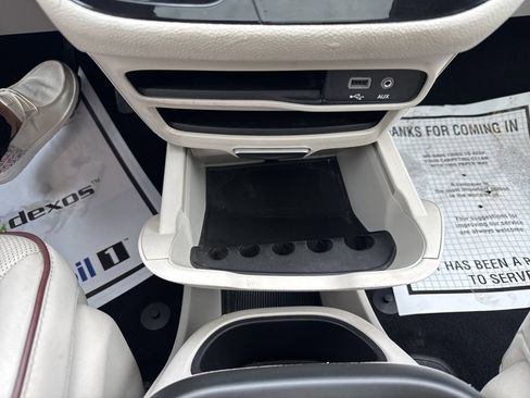 Used 2020 Chrysler Pacifica Limited image 38