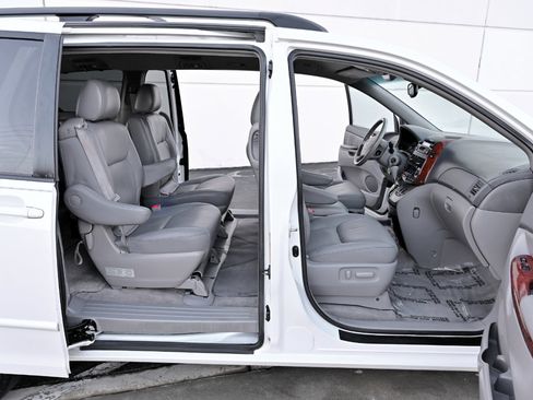 Used 2005 Toyota Sienna XLE image 21