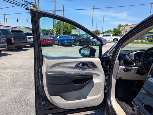 Used 2022 Chrysler Pacifica Touring-L w/ Uconnect Theater Family Group FWD image 17