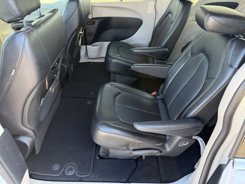 Used 2024 Chrysler Pacifica Touring-L image 11