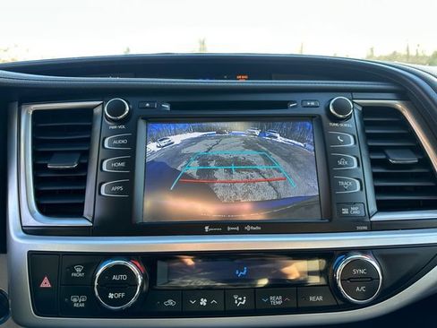 Certified 2019 Toyota Highlander XLE w/ Carpet Mat Package (TMS) image 37